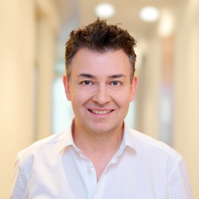 Omid-Abbaspour-Fany_MVZ_St-Franziskus-Krankenhaus-GmbH_2023_Fotografin-Leandra-Garcia-400x400.jpg